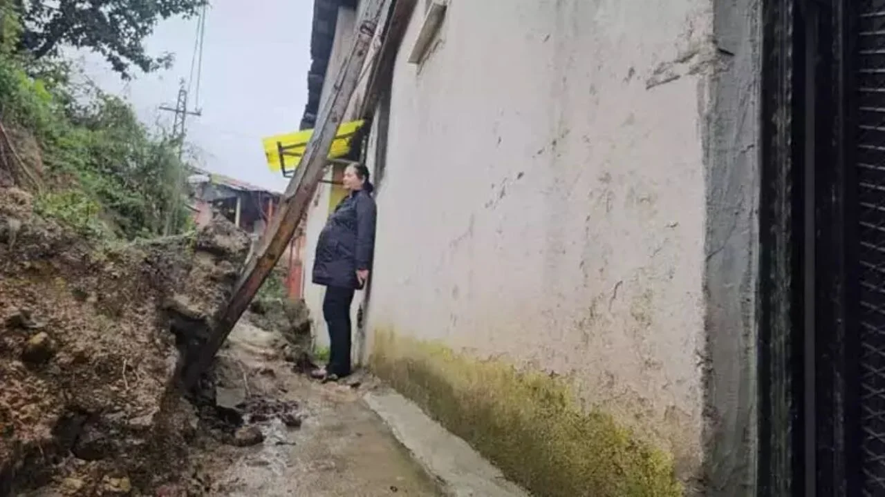 Zonguldak'ta heyelan sonrası kapanan yola belediye müdahale etmiyor, Yavuz ailesi çaresiz