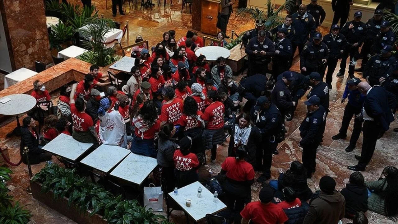 Amerikalı Yahudi grup, Filistinli Halil için Trump Tower'ı bastı!
