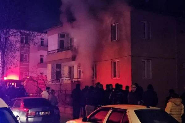 Apartmanın bodrum katında çıkan yangında 10 kişi dumandan etkilendi
