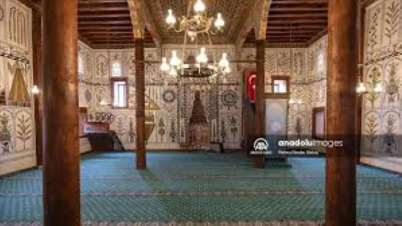 Asırlık renkli camilerinin duvarları çiçekli bahçeleri andırıyor
