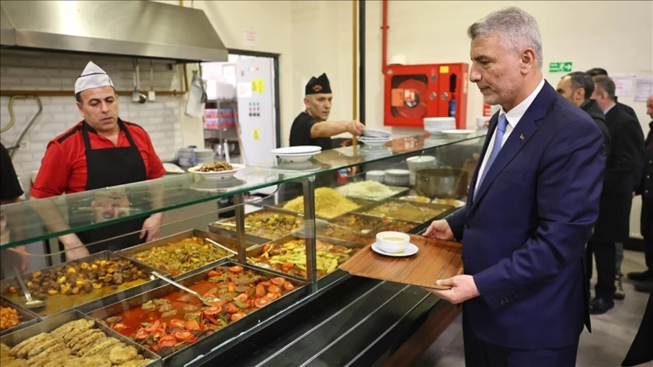 Bakan Bolat, İstanbul Havalimanı'nda taksicilerle iftar yaptı