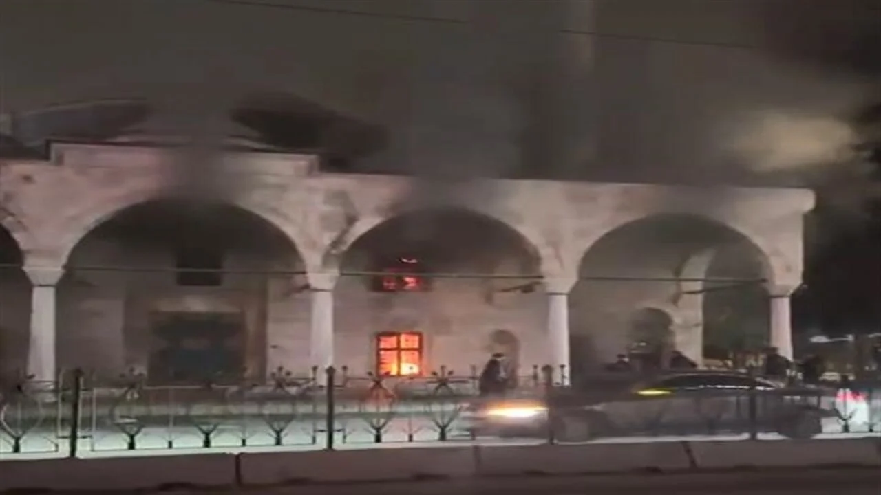 Beyoğlu'ndaki 436 yıllık tarihi camide yangın