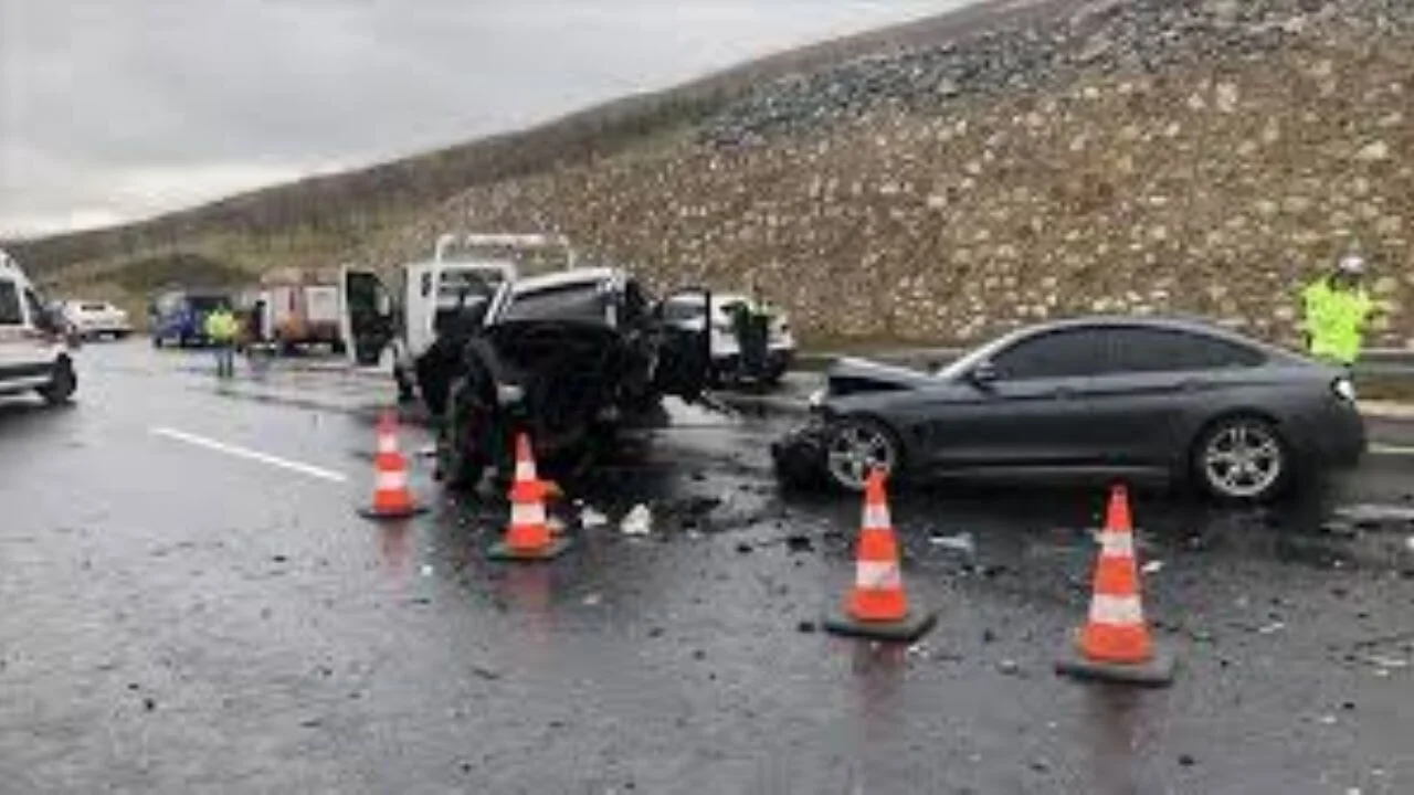 Bursa'da feci kaza! 3 Araç çarpıştı, minibüs takla attı