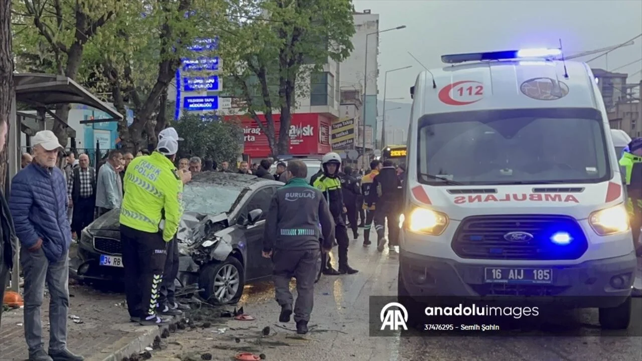 Bursa'da korkunç kaza: Otomobil durakta bekleyenlere çarptı