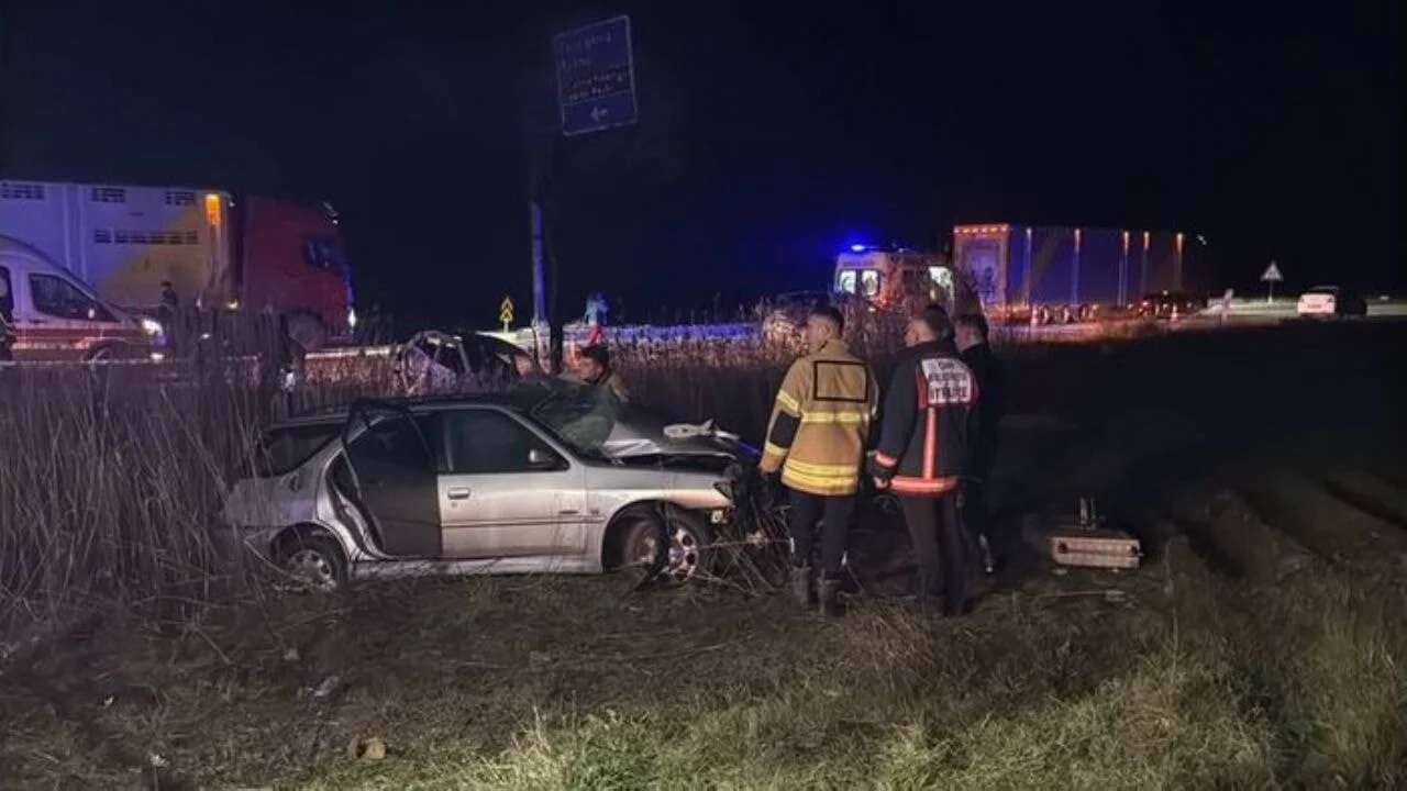 Çanakkale'de çarpışan iki otomobilde hayatını kaybedenlerin sayısı 2'ye yükseldi