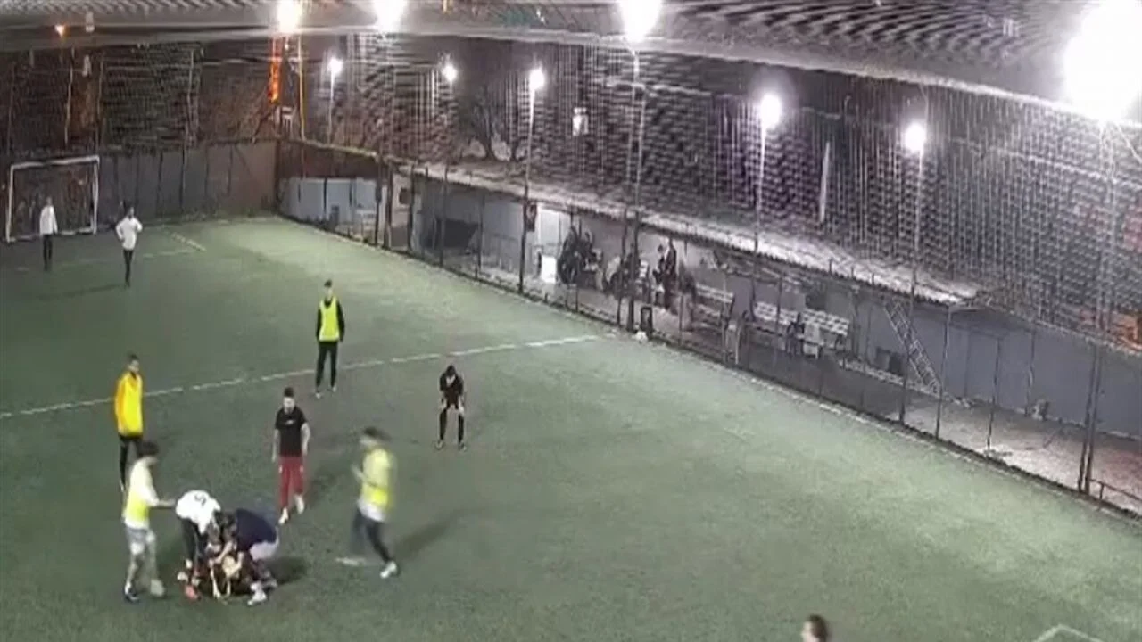 Halı saha maçı sırasında fenalaşan 2 genç öldü