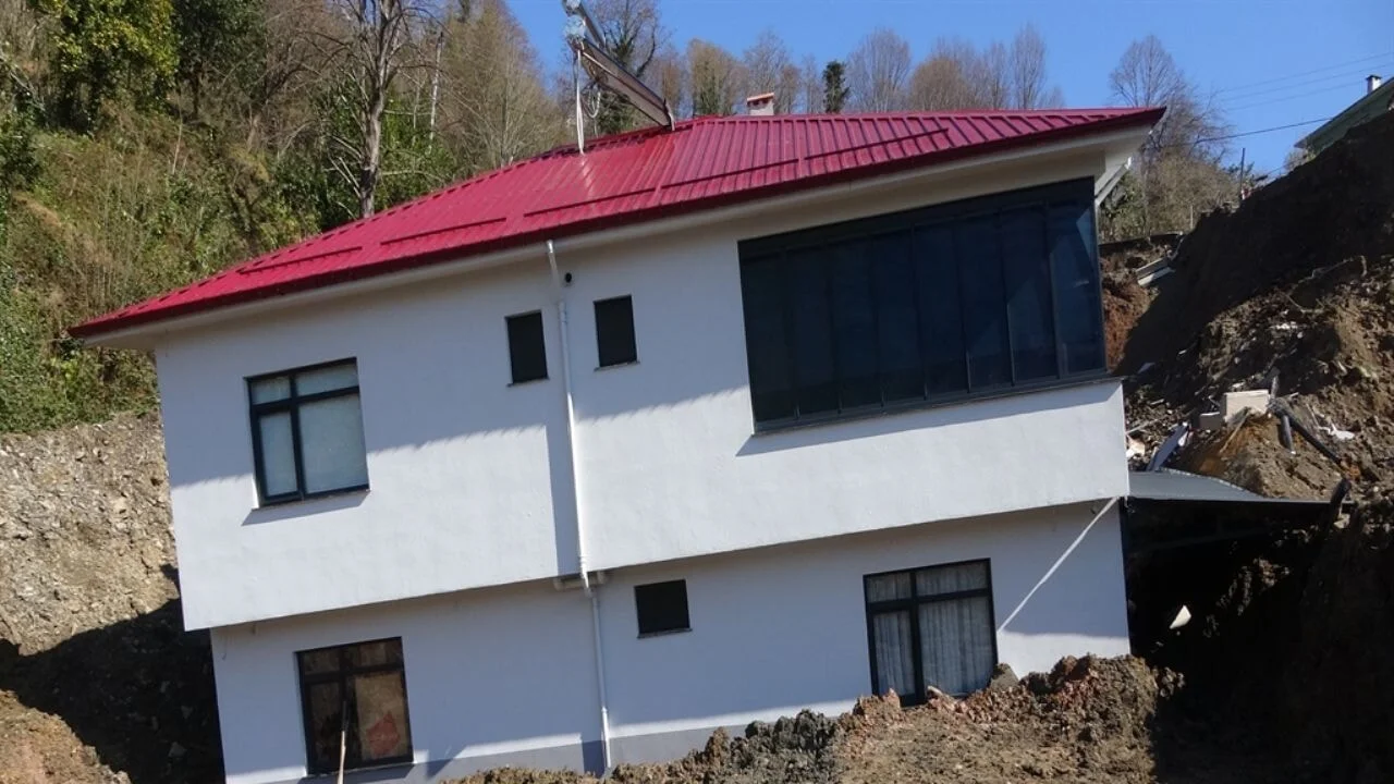 Heyelanda sürüklenen 2 katlı evin sahibi: Çatlak dahi yok