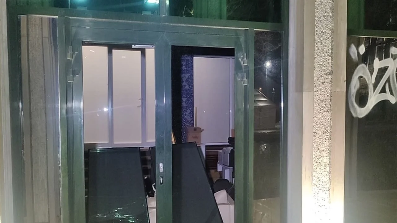 İBB binasının kapısını kırıp içeri girdiler!