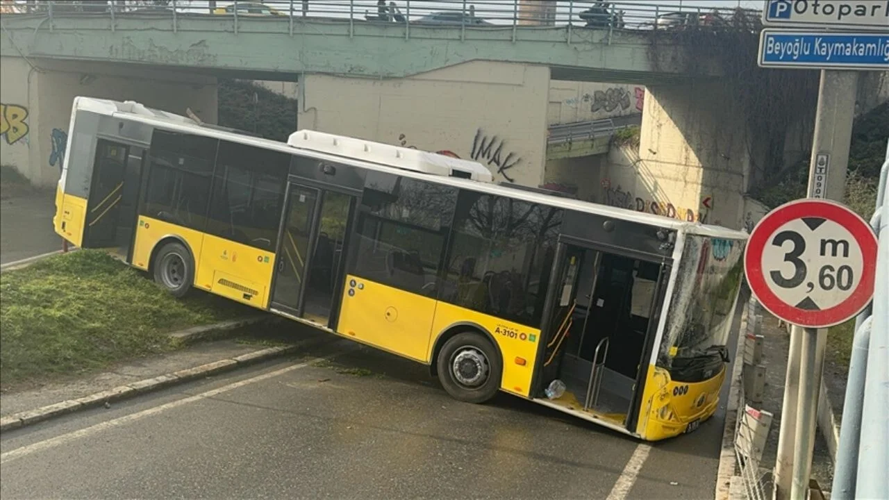 İETT otobüsü kaza yaptı