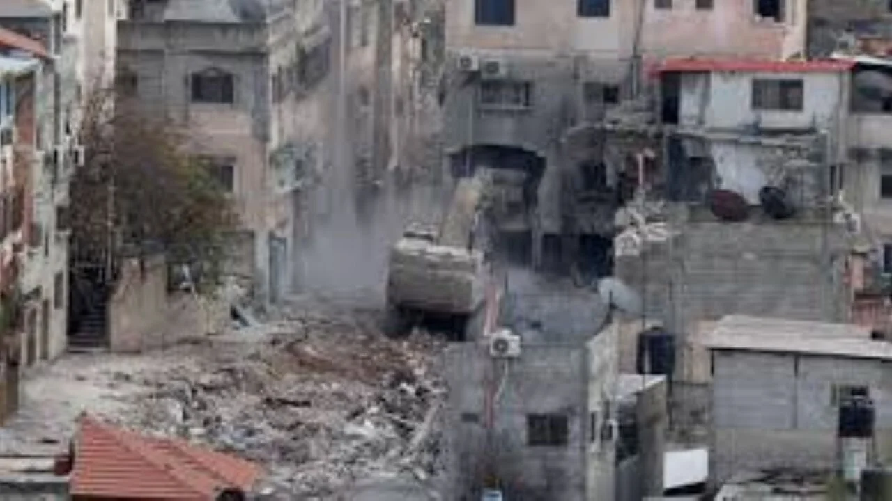İsrail, Nur Şems Mülteci Kampı'nda Filistinlilere ait 17 evi yıkmaya başladı
