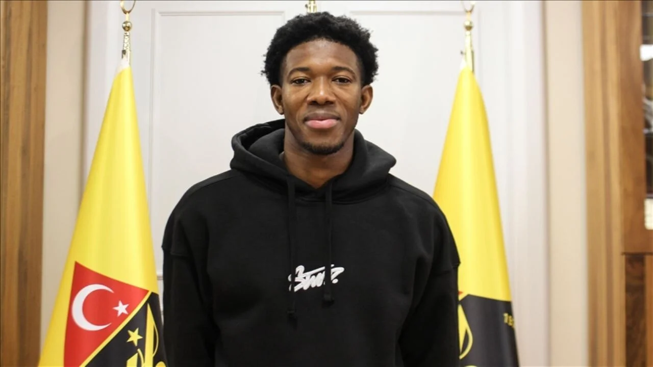 İstanbul'a okumaya geldi, profesyonel futbolcu oldu