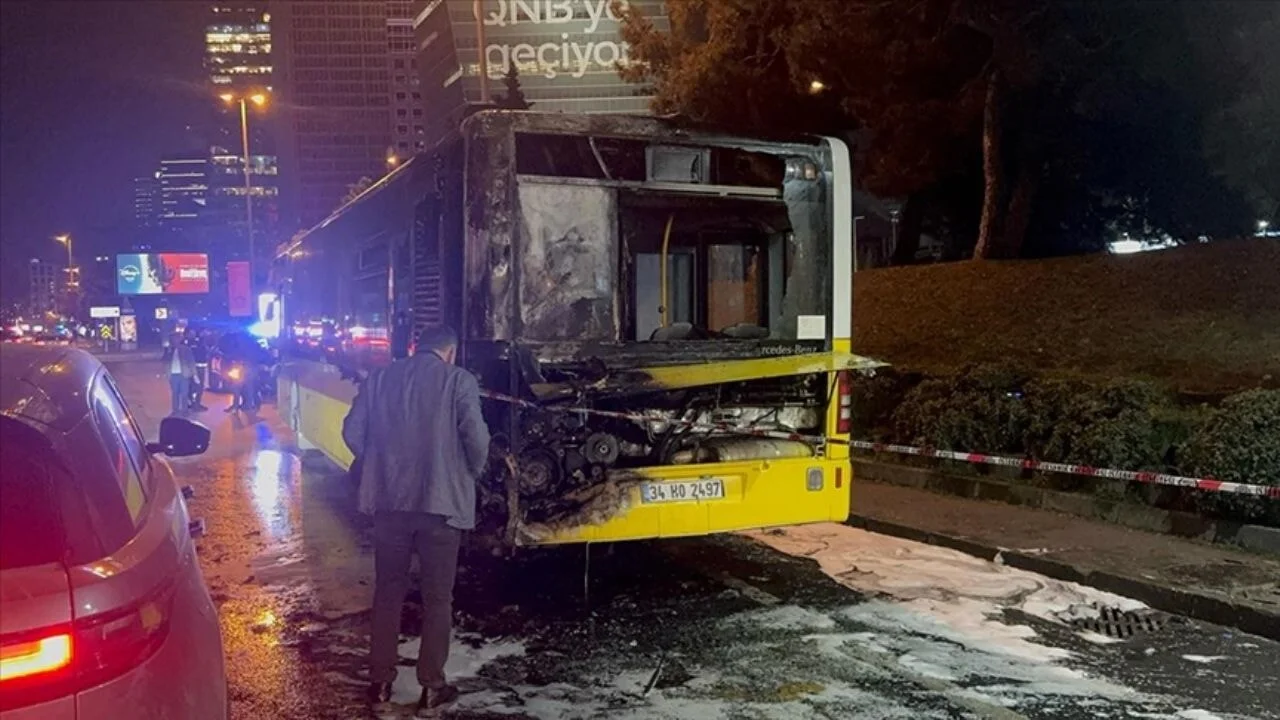 İstanbul'da Halk Otobüsü yangını! Trafik kilitlendi