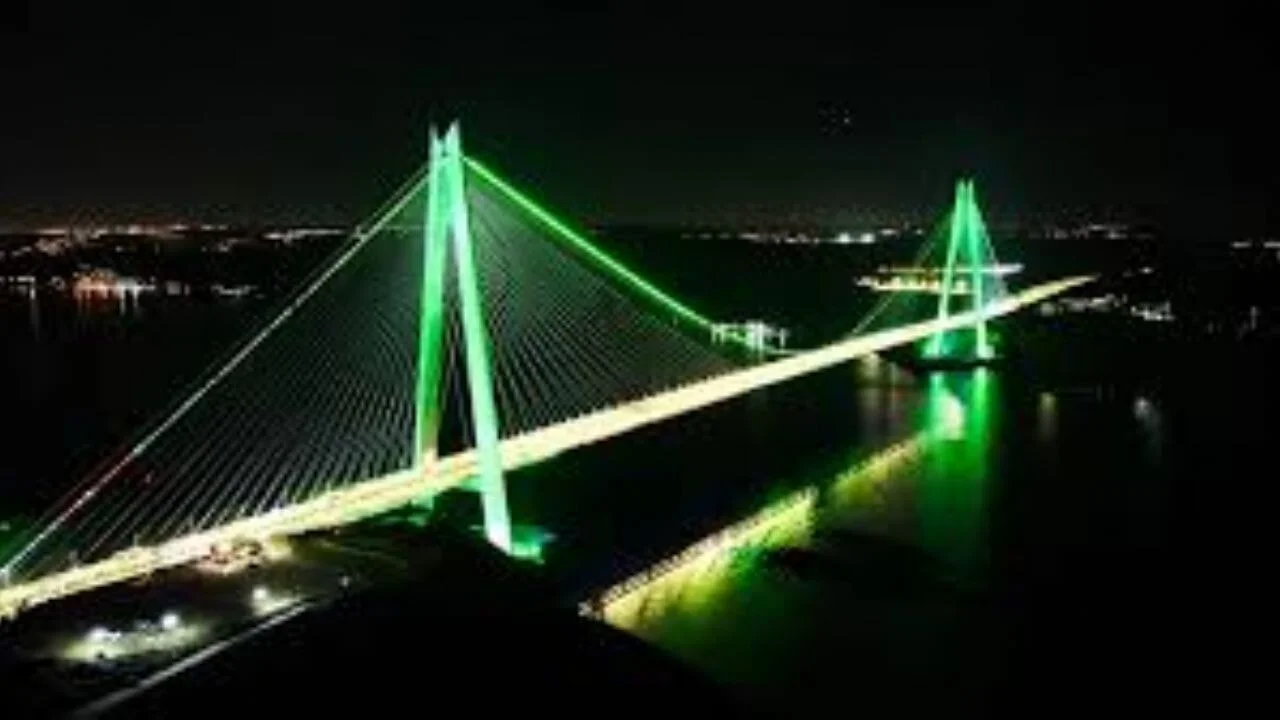 İstanbul'un 2 köprüsü 'Yeşilay Haftası' için ışıklandırıldı