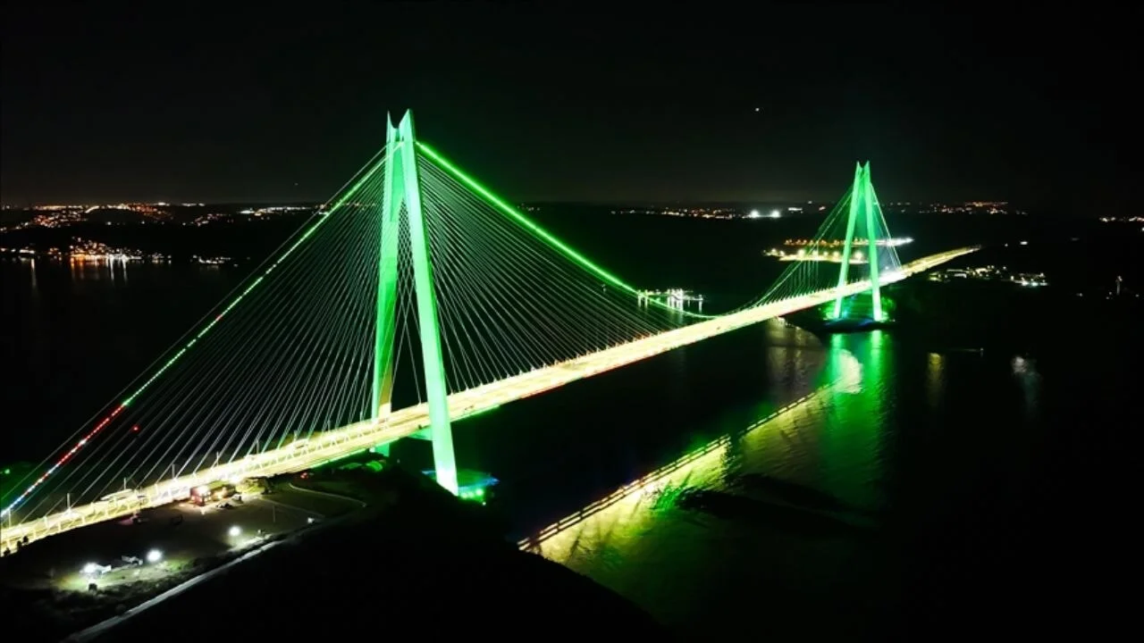 İstanbul'un iki köprüsü Yeşilay Haftası için ışıklandırıldı
