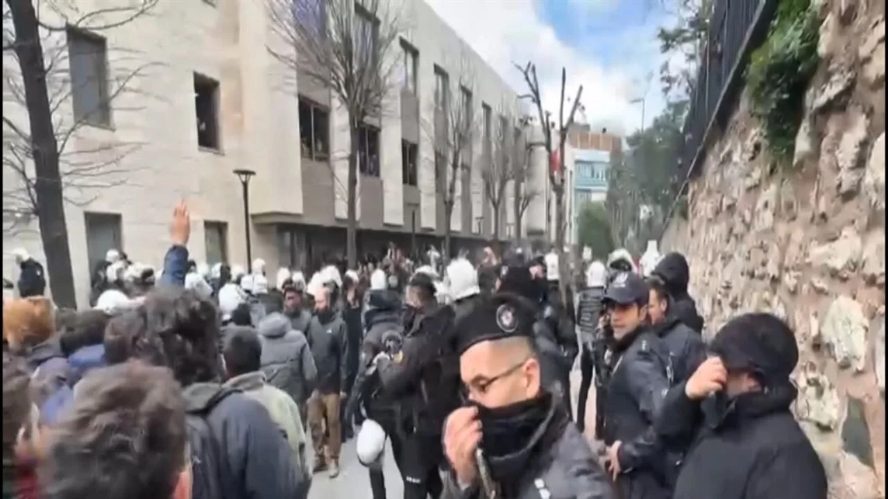 İstanbul Üniversitesi'nde izinsiz yürüyüşe polis müdahalesi