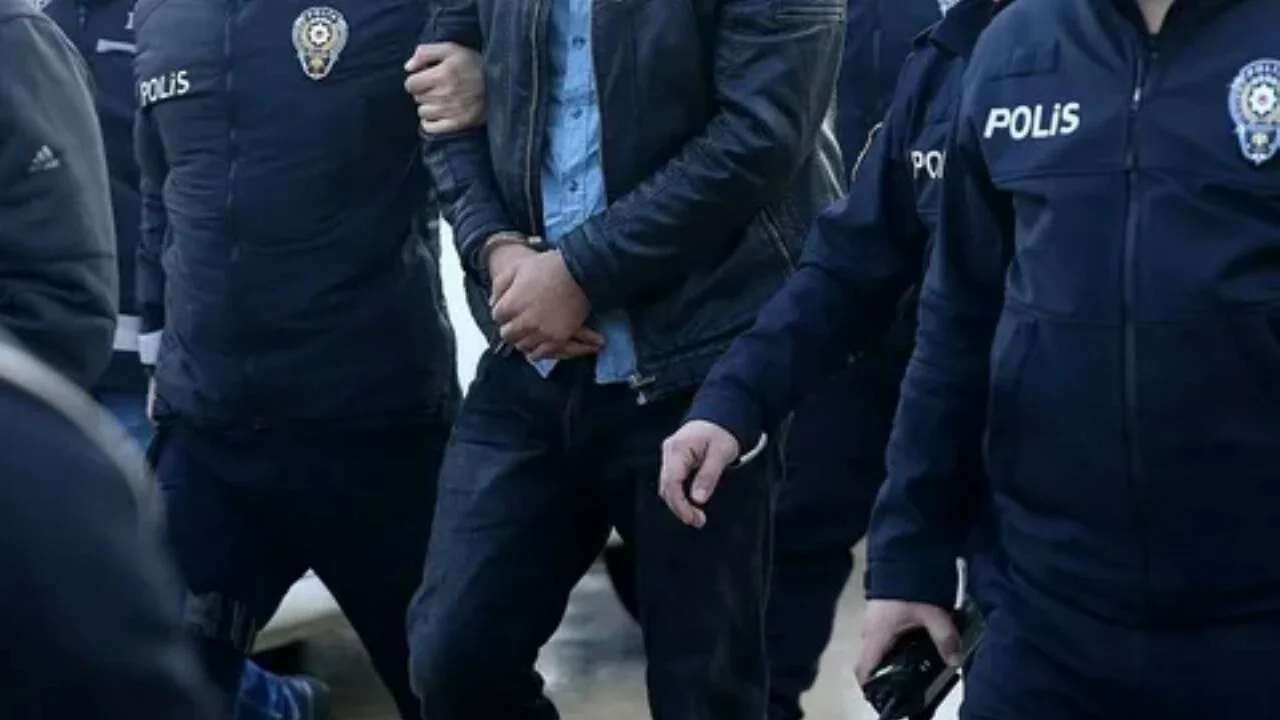 İzmir'de FETÖ'ye yönelik operasyonda 2 polis tutuklandı