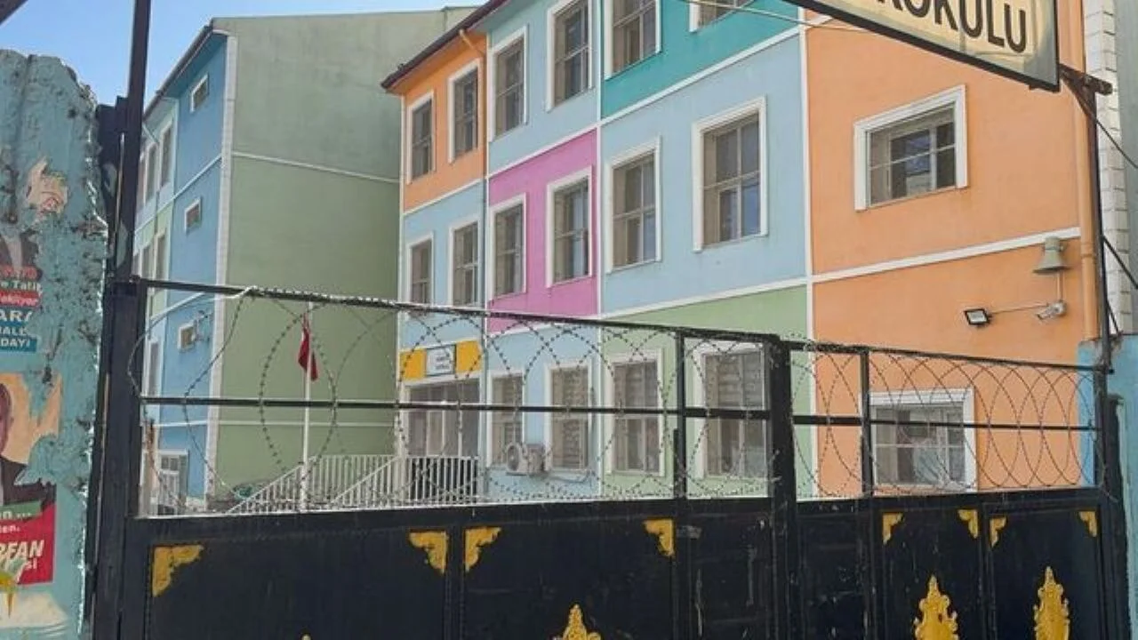 Kadın öğretmeni yumruklayıp sırtından bıçakladı!