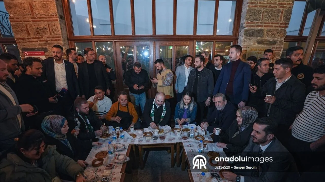 Mustafa Varank, Bursa'da sahurda vatandaşlarla buluştu