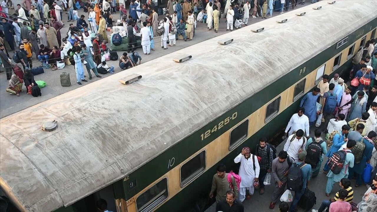 Pakistan'da trene saldırı: 100 yolcu rehin alındı