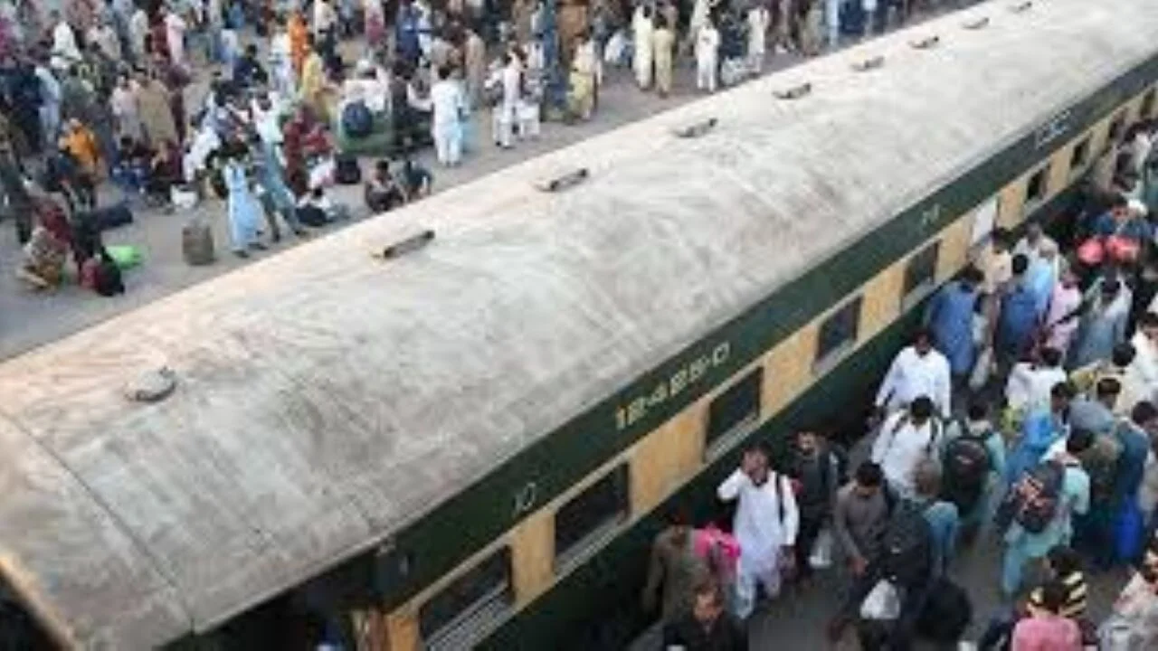 Pakistan'ın Belucistan eyaletinde yaklaşık 500 kişinin bulunduğu trene silahlı saldırı düzenlendi