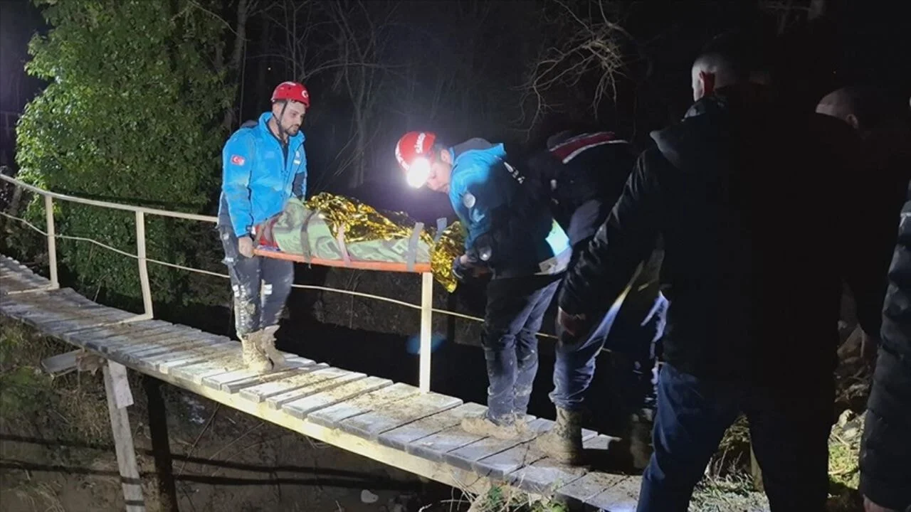 Sinop'ta gece yarısı heyelanı: Evler yıkıldı, can pazarı yaşandı