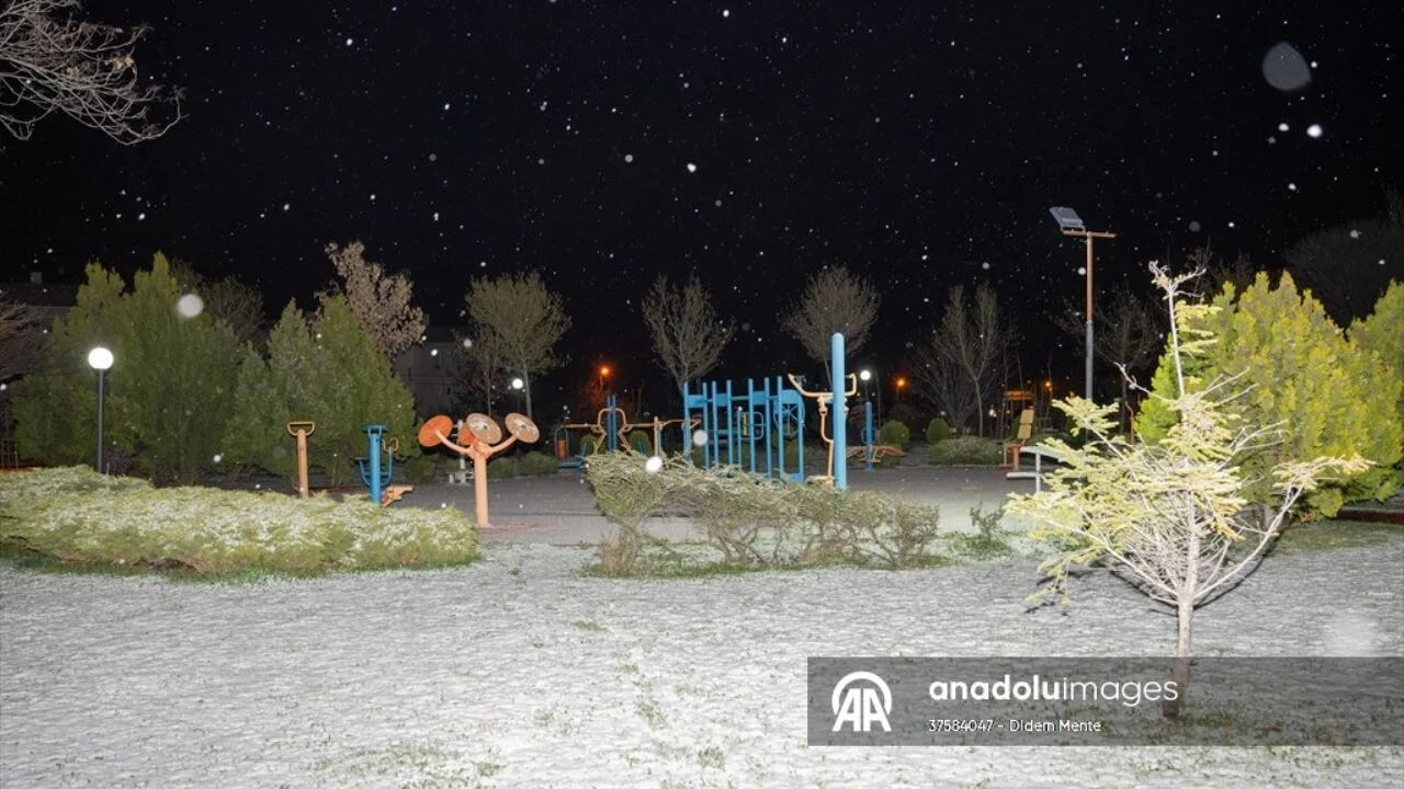Ankara'da hava tersine döndü: Kar yağışı hayatı etkiledi