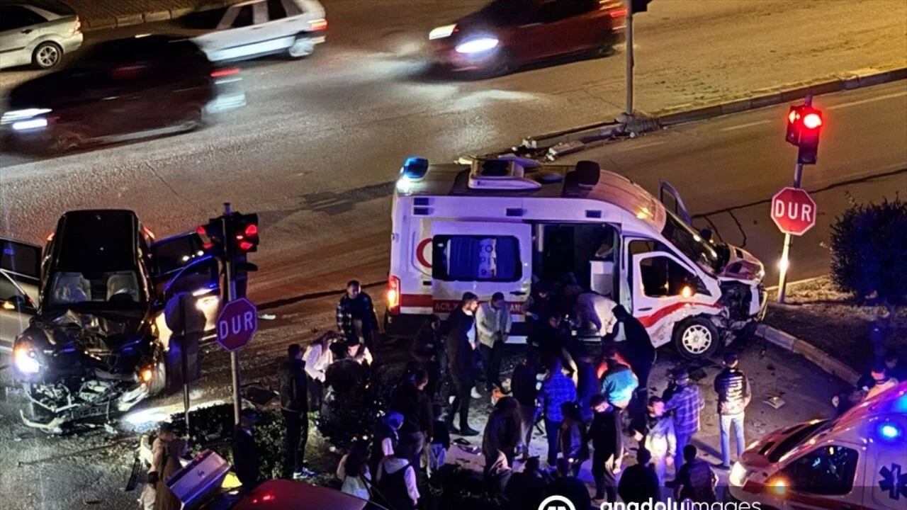Antalya'da trafik kazası: Ambulans ile otomobil çarpıştı