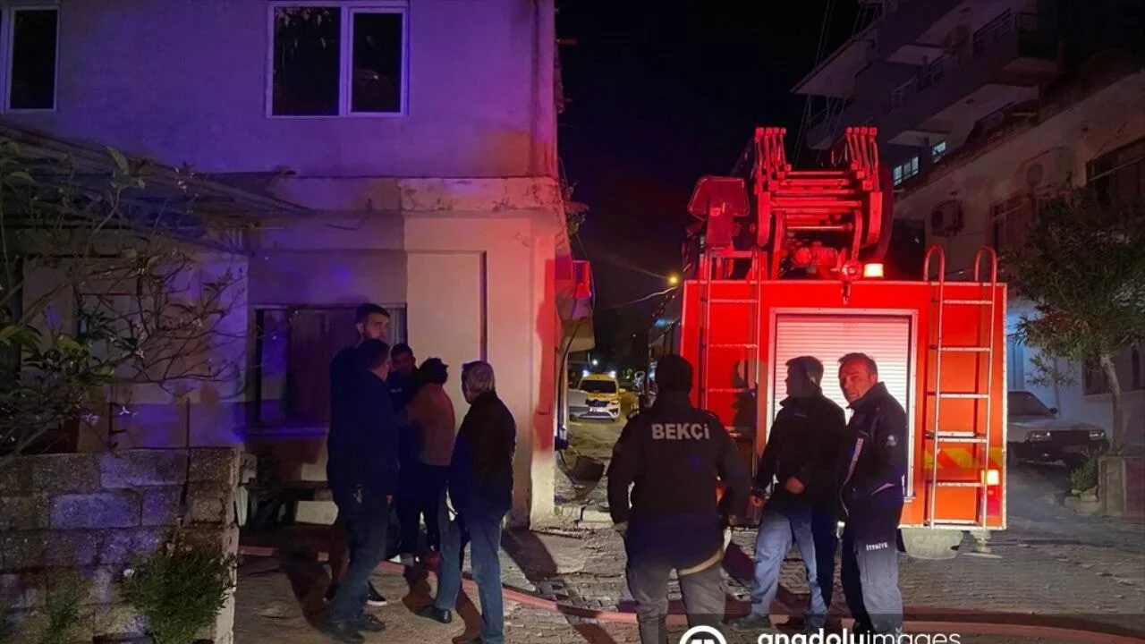 Antalya Serik'te cinnet gecesi: Evini yaktı, mahalle tahliye edildi