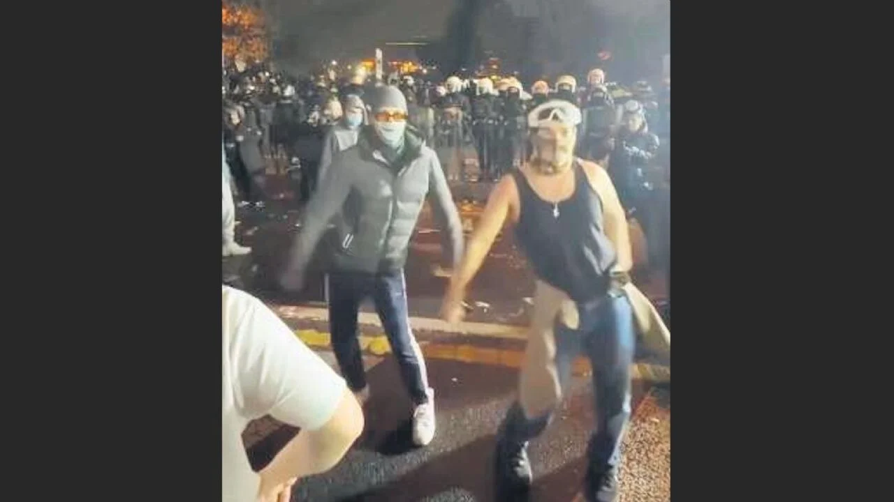 'Aşkoların Dandik Dijitali: Ampülü patlat aşko...'