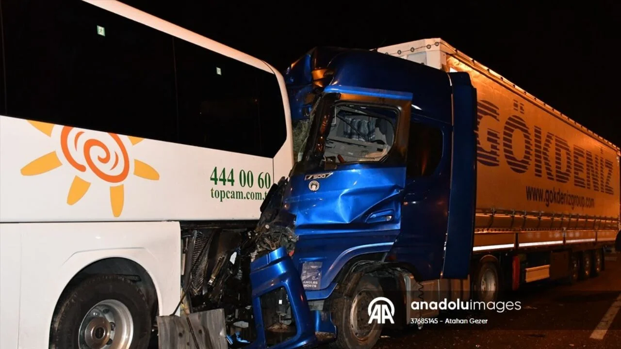 Bilecik'te dehşet anları! Tır tur otobüsünü biçti!