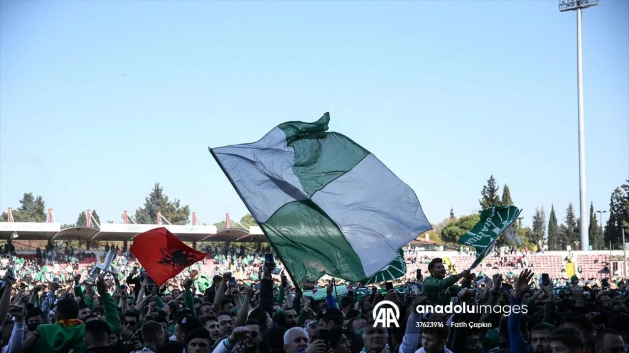 Bursaspor tarih yazdı: Şampiyonluk kutlamaları sokaklara taştı!