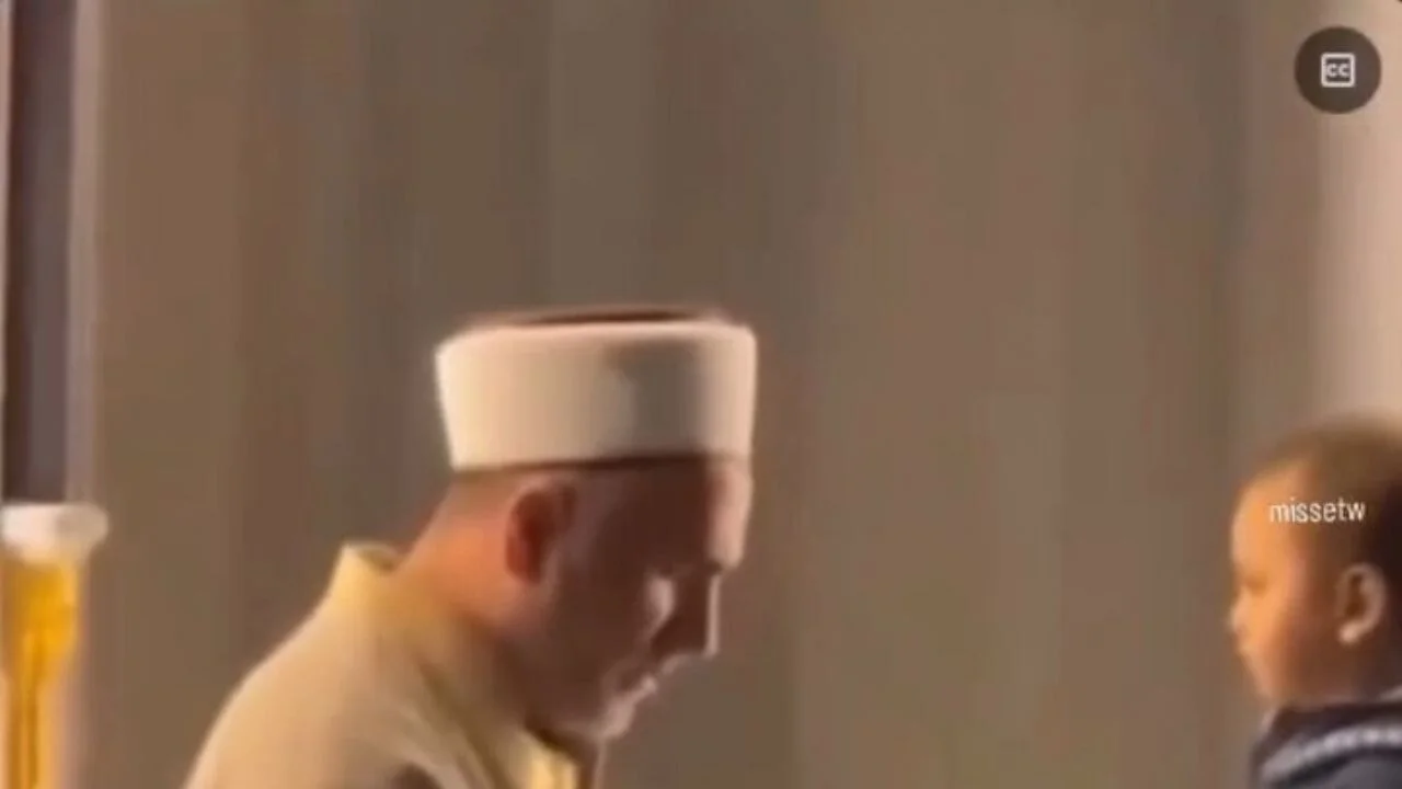 Camide ona sessiz ol demişler diye imamı susturmaya çalışıyor