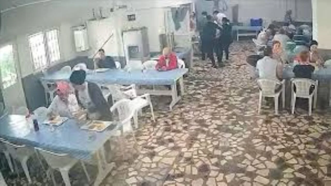 Deprem anında iş yerinin yemekhanesindeki panik anları kamerada