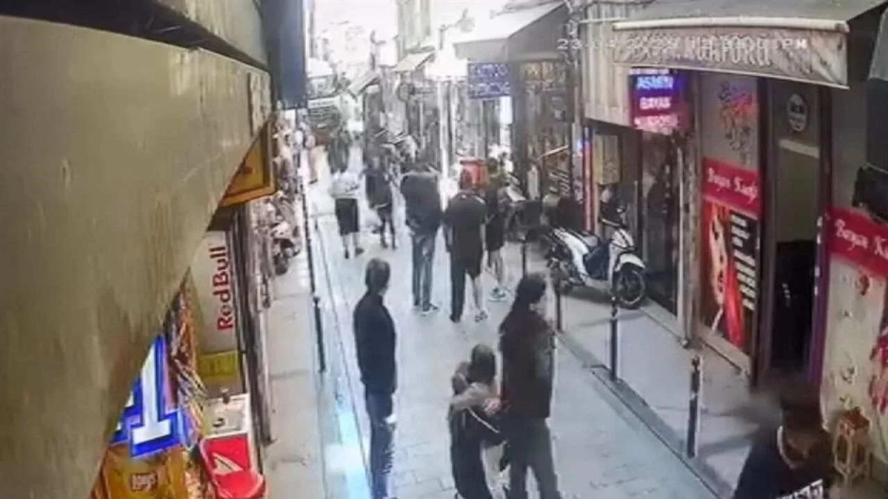 Deprem sırasında kaydedilen dikkat çekici anlar...