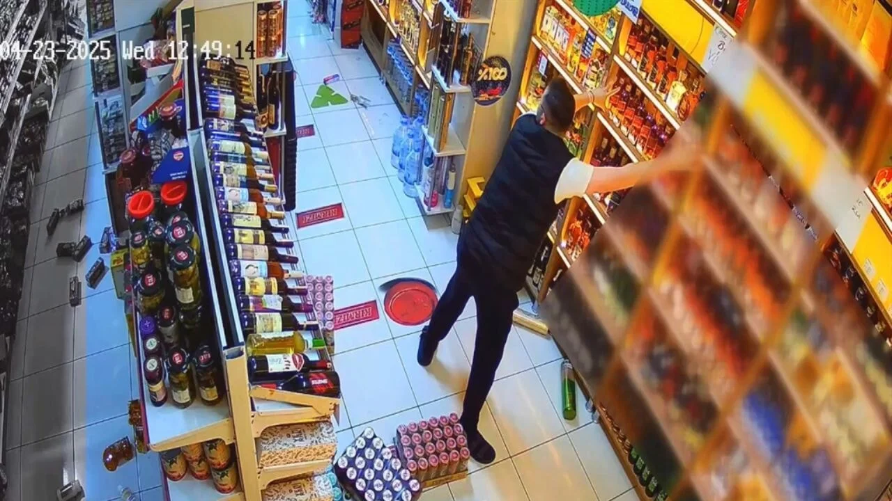 Depremden kaçmadı, dükkandaki malları kucakladı