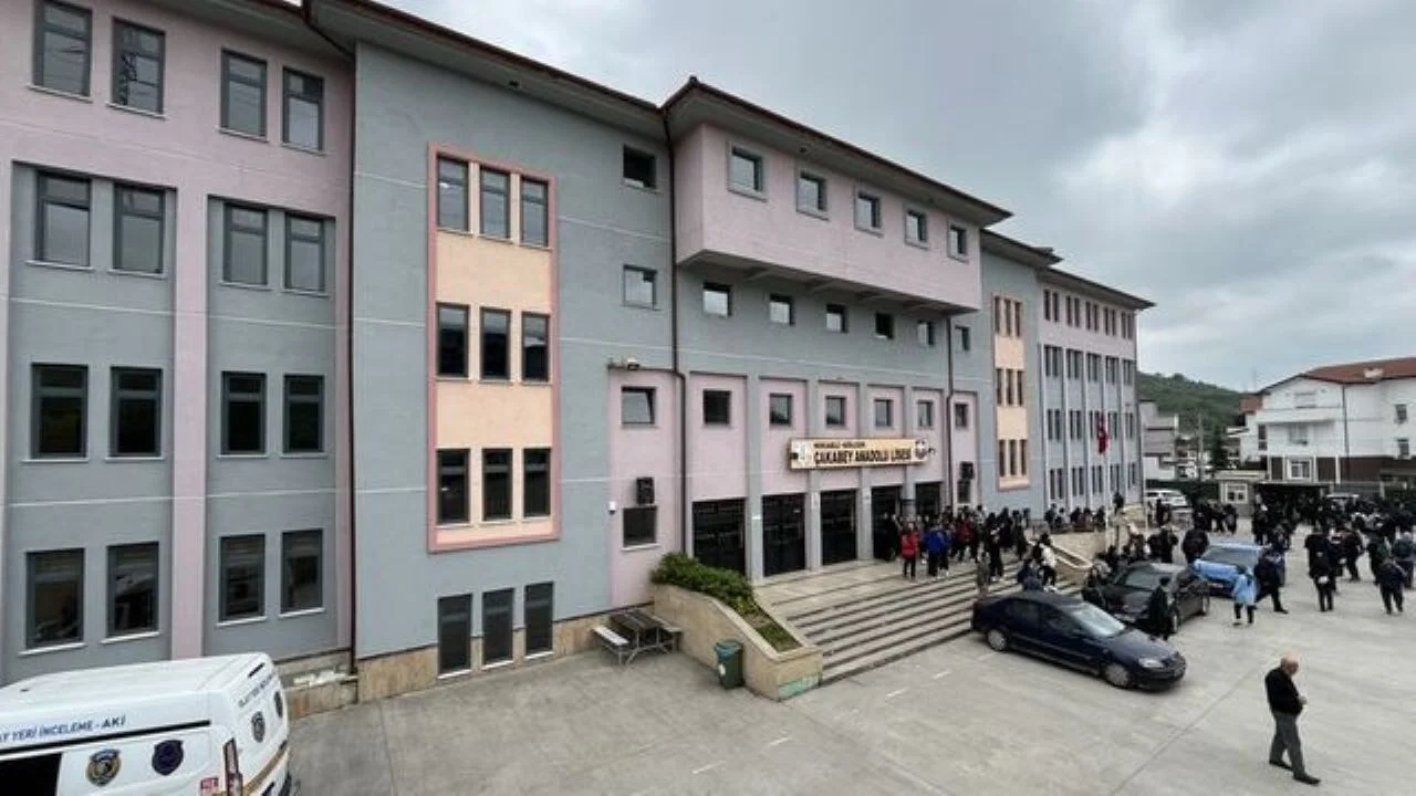 Ders sırasında feci kaza! Öğrenci 4. kattan aşağıya düştü
