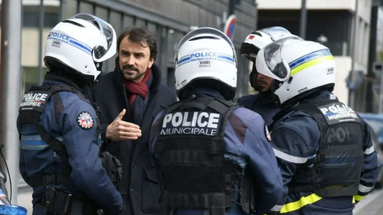 Fransız polisi Belediye Başkanı Doucet'i gözaltına aldı
