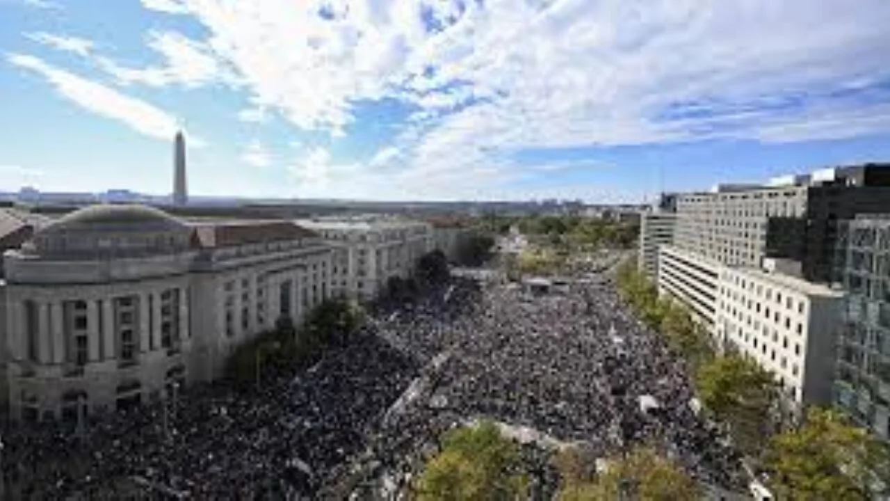 Gazze'deki çocuklar için yüzlerce ayakkabı serildi: Washington'da yürek yakan protesto