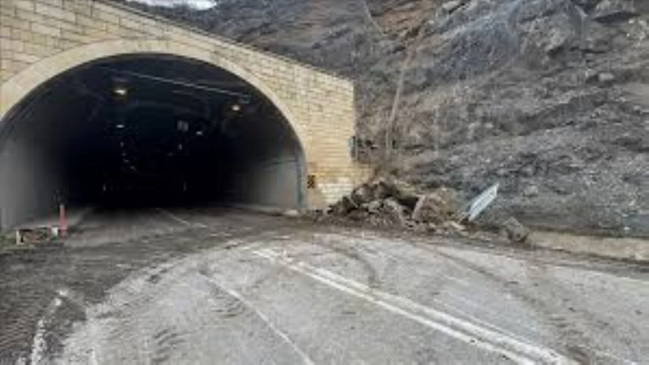 Gümüşhane-Trabzon kara yolunda heyelan meydana geldi