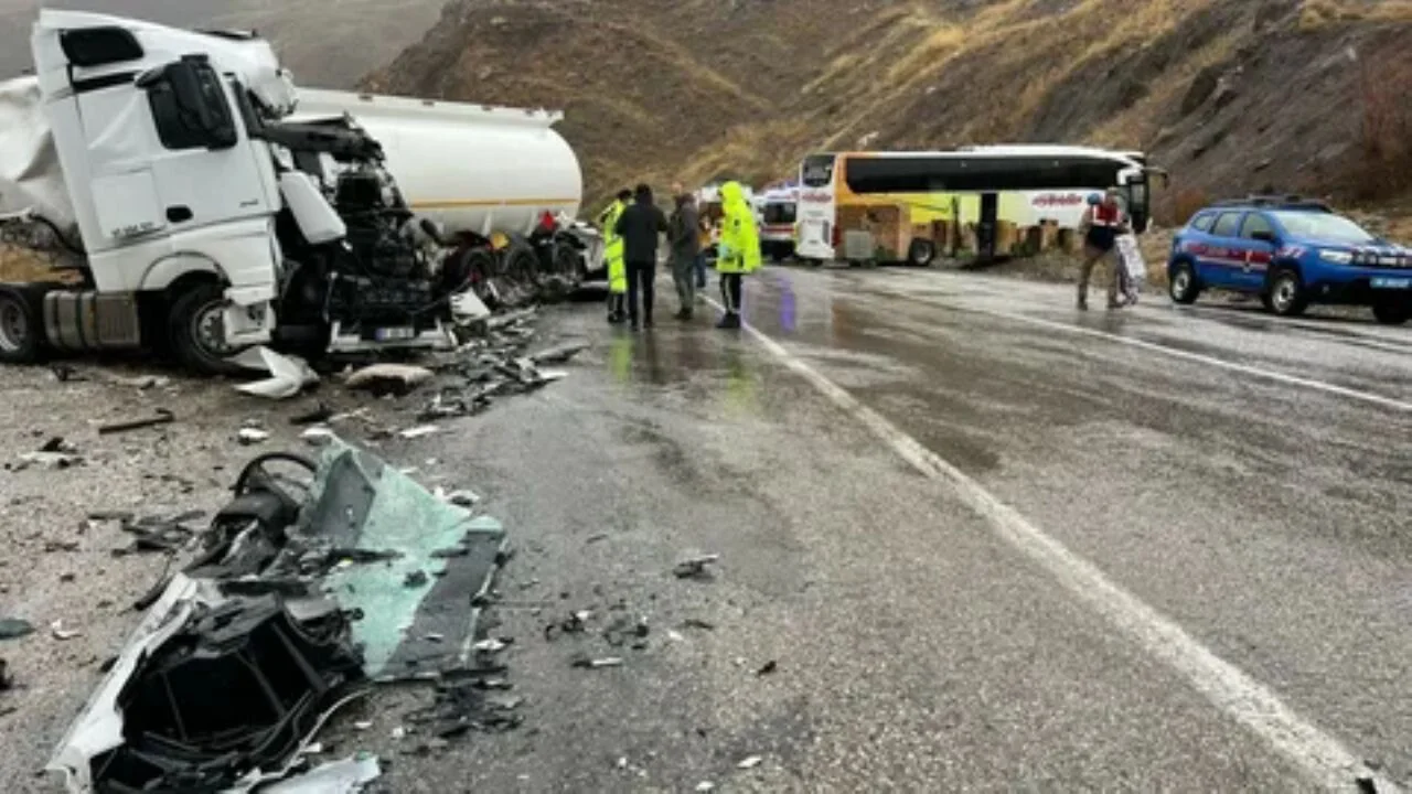 Hakkari'de korkunç kaza: Otobüs ile tanker çarpıştı