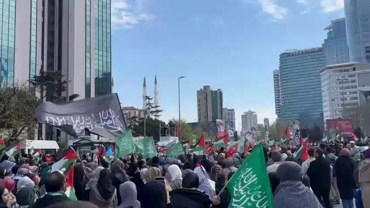 Hamas'ın çağrısına karşılık veren binler Siyonist konsolosluğa yürüdü