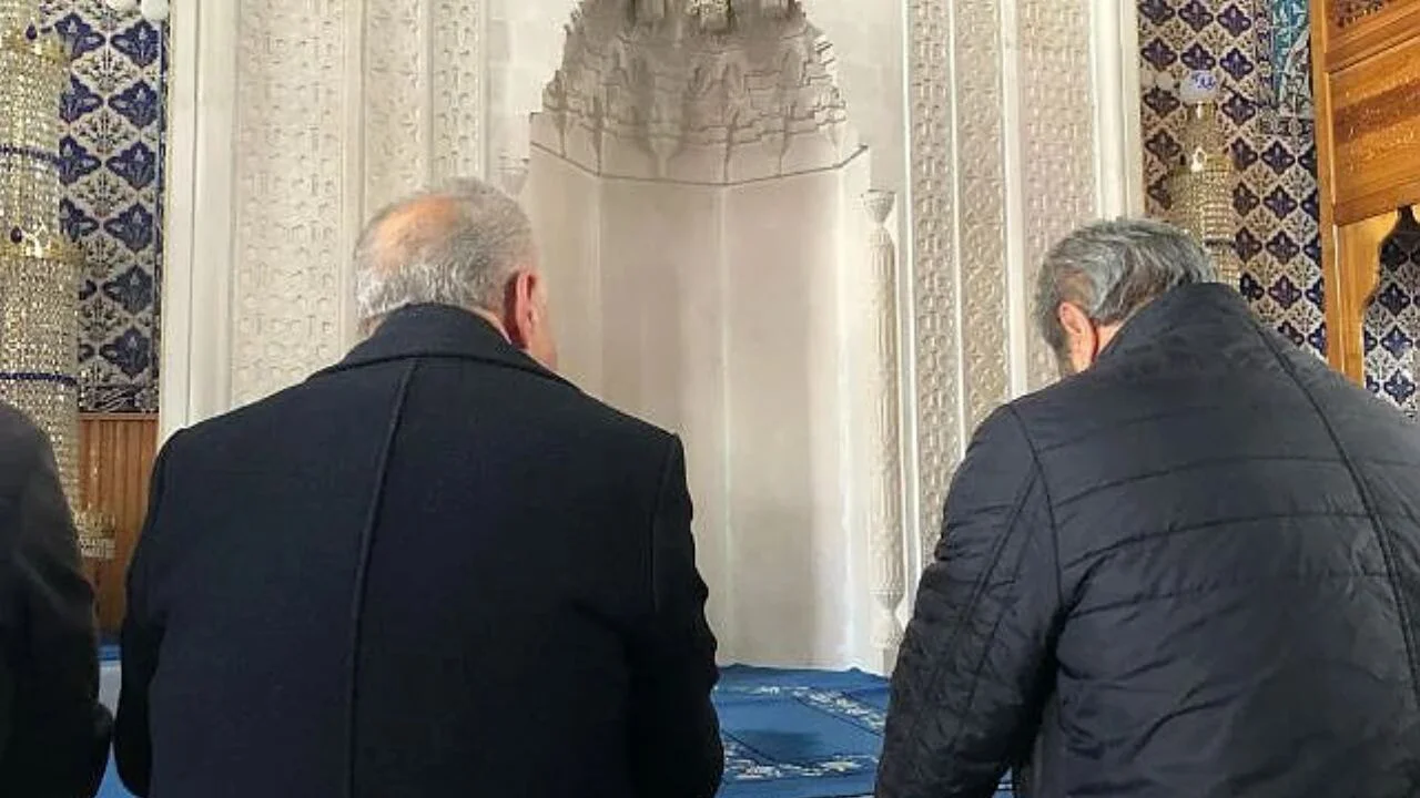 İmamsız kalan cemaat ve 30 saniyelik hutbe!