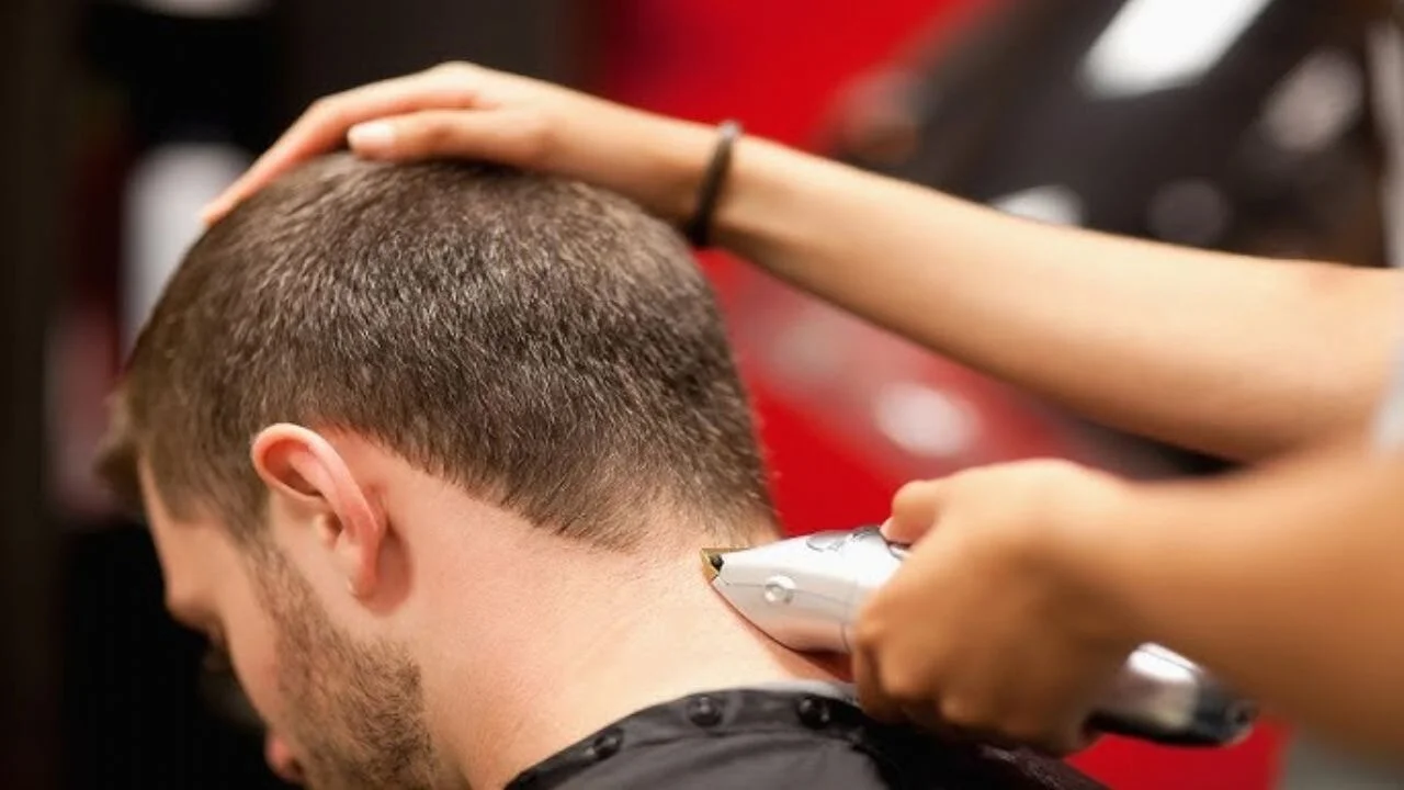 İngiltere'de 'Türk berber' salonlarına operasyon