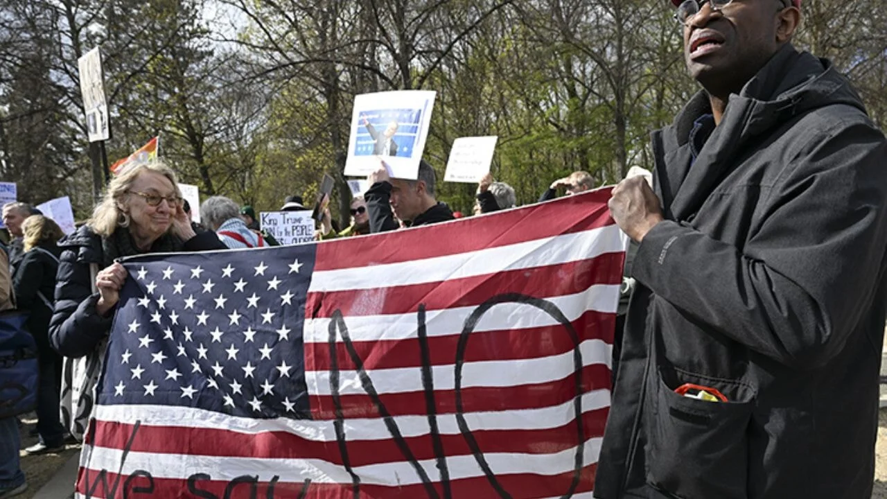 'İnsanları koruyun, zenginleri değil'... Avrupa'da Trump ve Musk protestosu!
