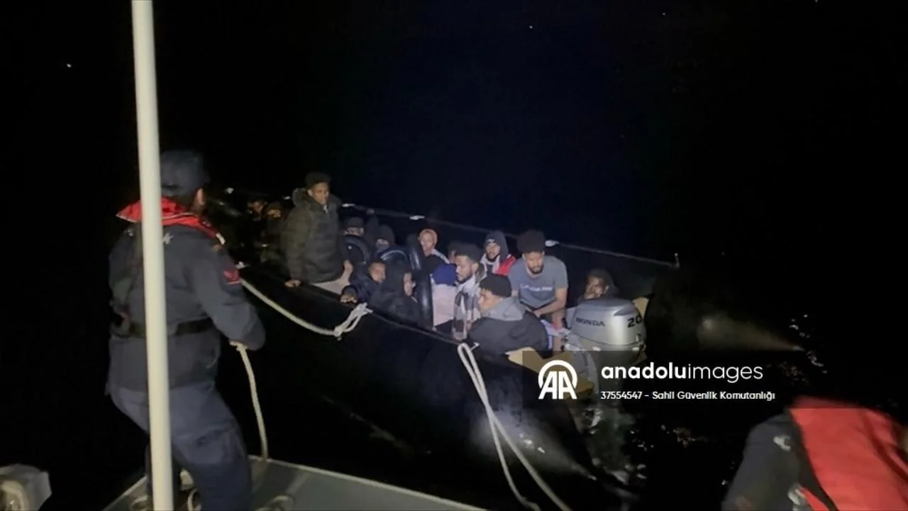 İzmir'de insan kaçakçılığı operasyonu! Göçmenler denizde yakalandı