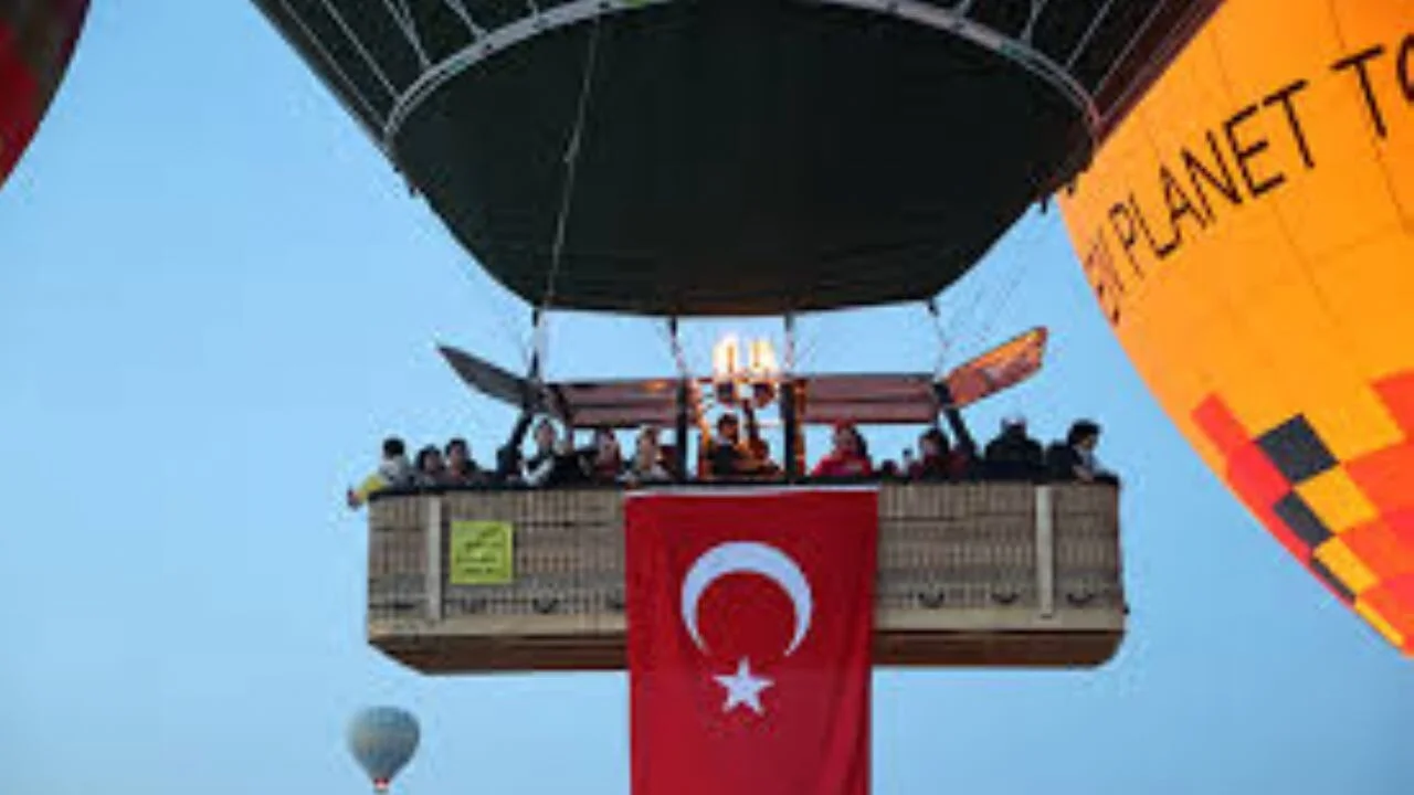 Kapadokya'da balonlara takılan Türk bayrakları gökyüzünde dalgalandı