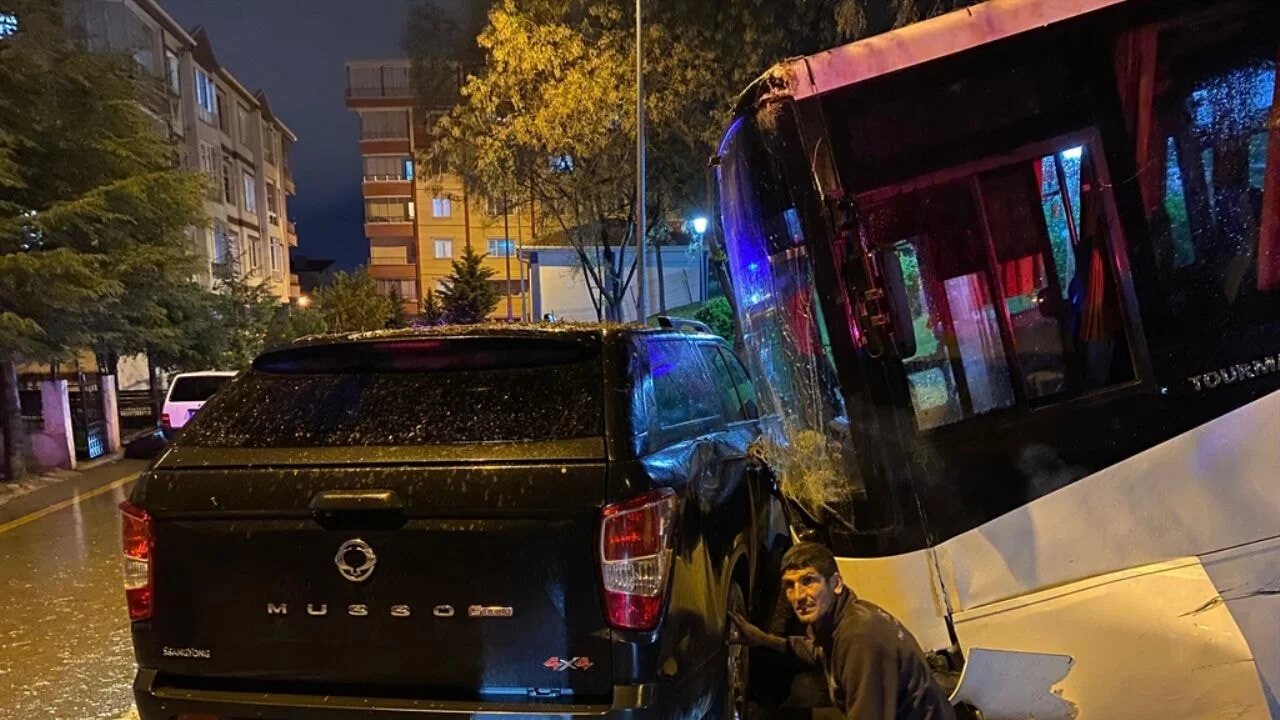Kendiliğinden hareket eden otobüs araçlara çarptı
