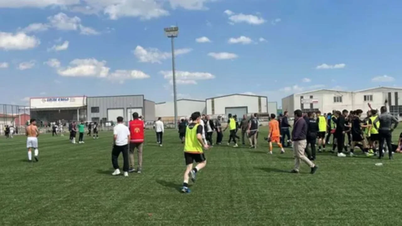 Konya'da maç sonrası kavga: Sahada yumruklar konuştu