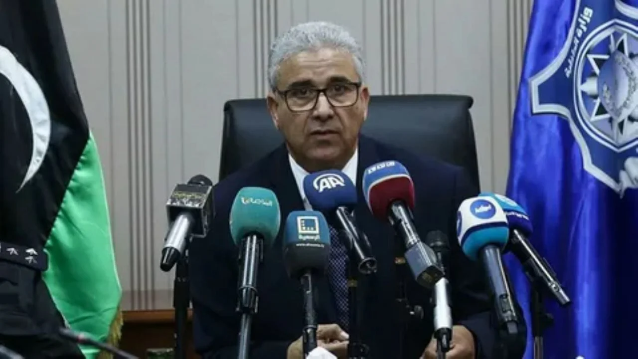 Libya'da bir polis aracı taraftarları ezdi