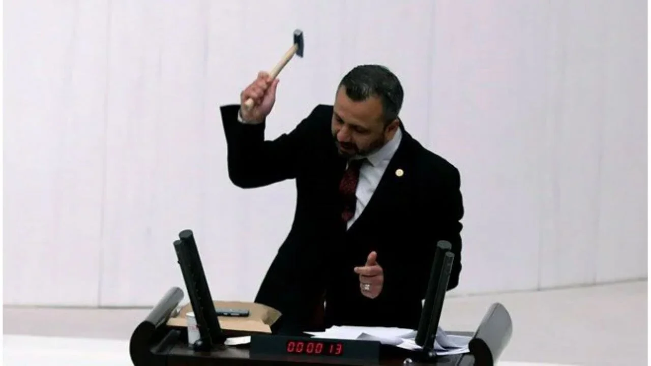 Meclis kürsüsünde çekiçli eylemin cezası belli oldu